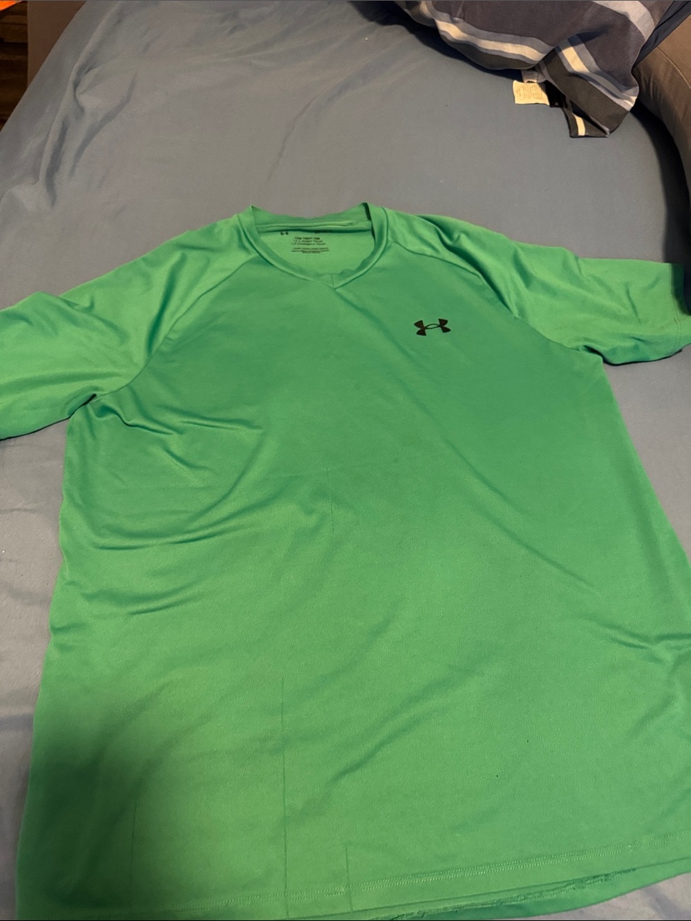 Underw Armour Men’s Green Tech V-Neck Performance Shirt